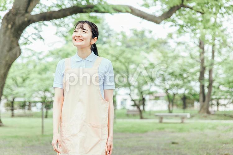 医療・介護・福祉系の女性スタッフ（歩く） 介護士,ホームヘルパー,看護師の写真素材