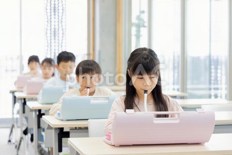 小学生　鍵盤ハーモニカ 小学生,女の子,鍵盤ハーモニカの写真素材