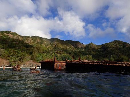 小笠原のシュノーケルポイントの沈船 小笠原のシュノーケルポイントの沈船の写真