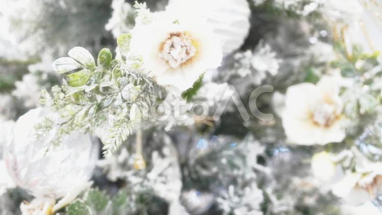ホワイトクリスマスのクリスマスツリーとオーナメント（１） クリスマス,クリスマスツリー,ツリーの写真素材