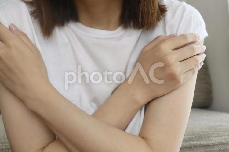 寒さがつらい女性 寒い,冷房,女性の写真素材