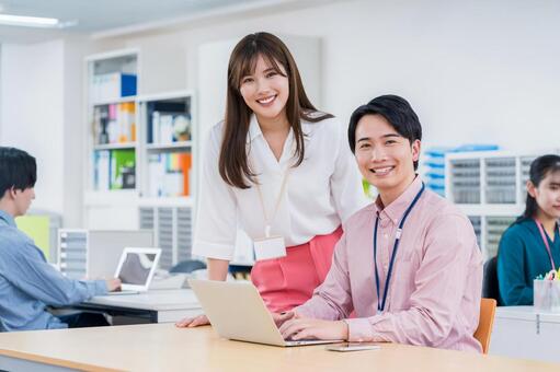 オフィスで働くビジネスマン ビジネス,人物,日本人の写真素材