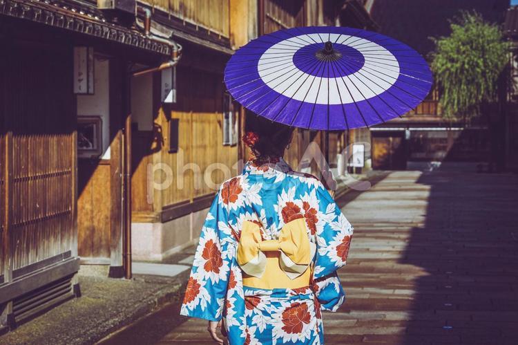 金沢 ひがし茶屋街と着物姿の女性 ひがし茶屋街,茶屋街,東茶屋町の写真素材