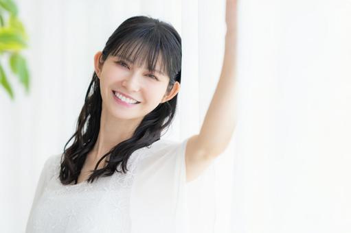 リビングでスキンケアをするミドルの女性 ビューティー,スキンケア,女性の写真素材