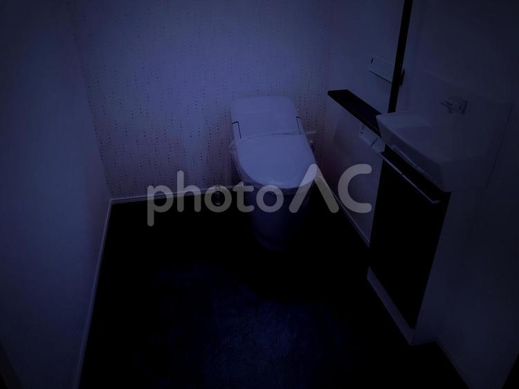 薄暗いトイレのイメージ ホラー,停電,不気味の写真素材