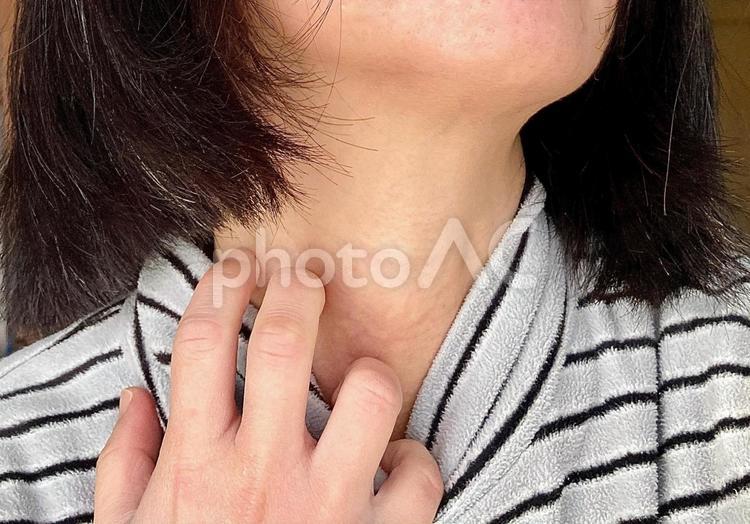 首をかく・掻きむしる手元のクローズアップ 掻く,痒い,かくの写真素材