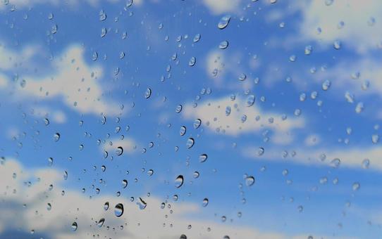 雨粒の先の青空 雨粒の先の青空の写真