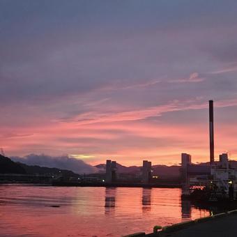 赤く染まった海 赤く染まった海の写真