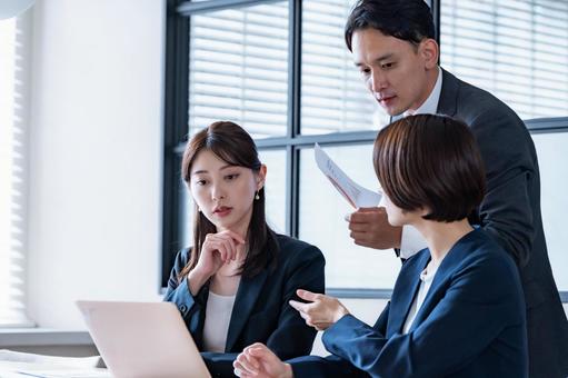 パソコンを見て議論をするビジネスマン パソコンを見て議論をするビジネスマン ビジネス,会議,ミーティングの写真素材