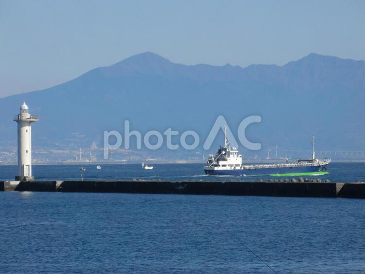 灯台と大型船 灯台,大型船,船の写真素材