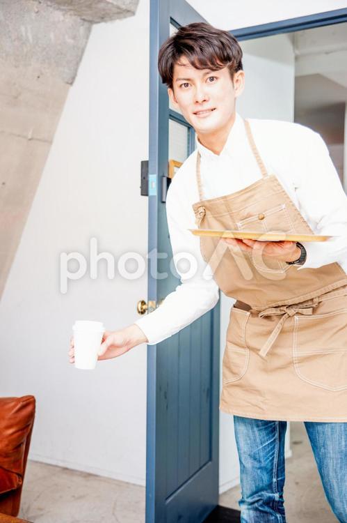 男性のカフェ店員 カフェ,バリスタ,ホールスタッフの写真素材