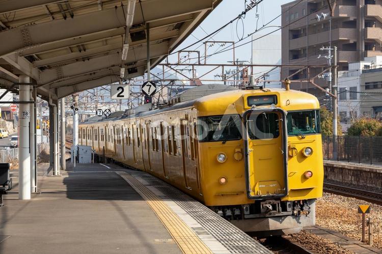 カーブで傾きながら走る黄色い古い車両 古い,電車,車両の写真素材
