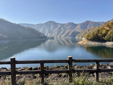 秋の福井県の九頭竜ダム　紅葉に色づく湖 ロックフィルダム,湖,自然の写真素材
