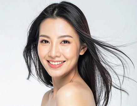 髪がなびいている 若い笑顔の女性 4 髪がなびいている 若い笑顔の女性 4の写真