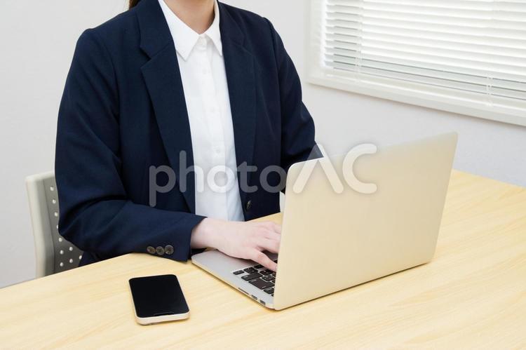 PC操作 ビジネス,pc,ノートパソコンの写真素材
