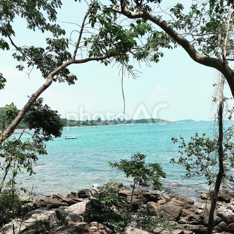 額縁のような海 海,自然,晴天の写真素材
