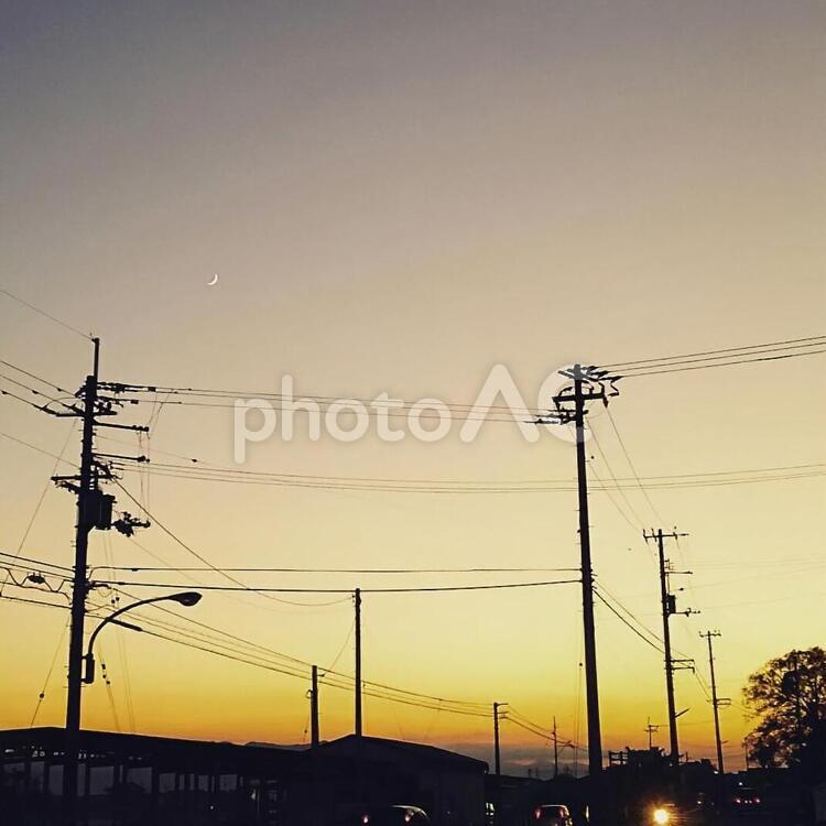 夕焼けと電線 電気,電圧,シルエットで映すの写真素材