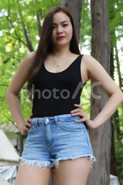 美人女性　森の中で散歩s_0100 短パン,デニム,タンクトップの写真素材