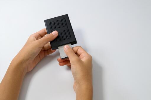 機器にメモリーカードを挿入する手 メモリーカード,挿入,データの写真素材