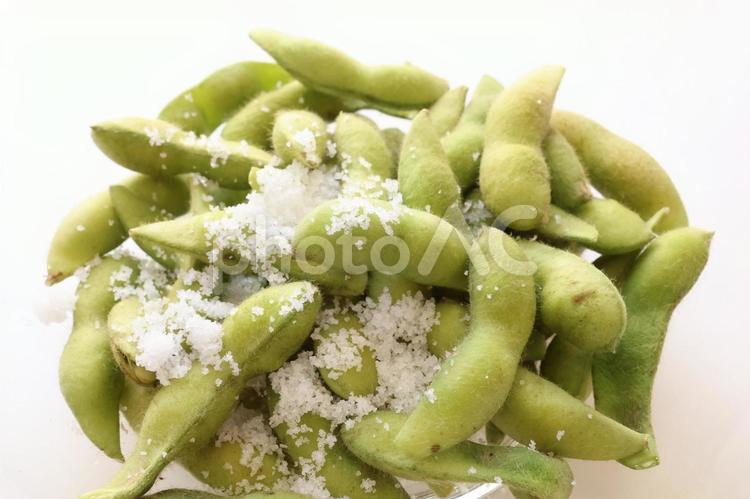枝豆の下処理（塩揉み） 枝豆,塩,塩揉みの写真素材