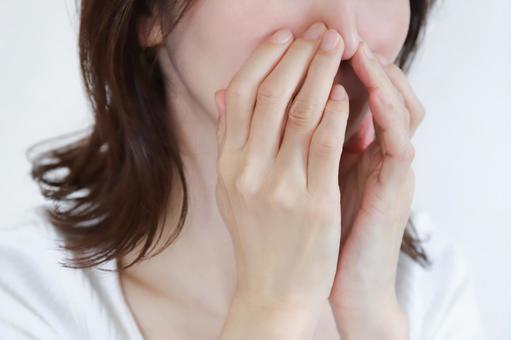 鼻を押さえる女性　風邪、花粉症 鼻,鼻水,花粉症の写真素材