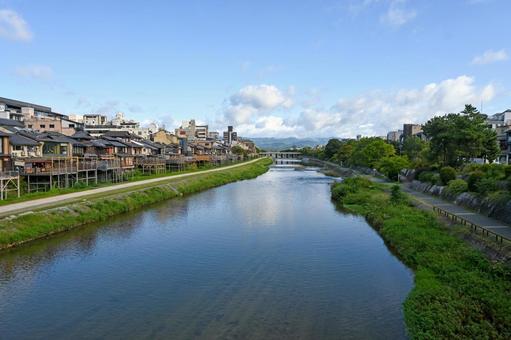 京都・東山区 四条大橋から眺める鴨川 京都・東山区 四条大橋から眺める鴨川 鴨川,夏,町並みの写真素材