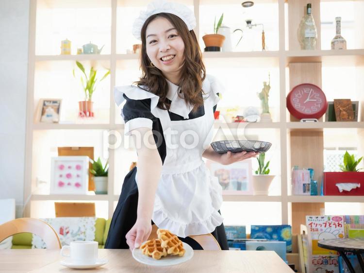 21：カフェで働くメイドさん メイド,メイド服,カフェの写真素材