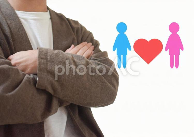腕組みするカーディガンの男性と恋愛 腕組み,腕を組む,偉いの写真素材