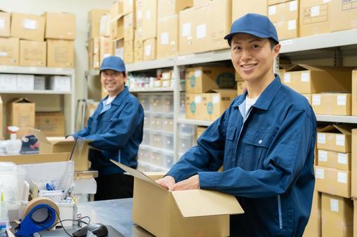 倉庫で働く男性作業員 倉庫で働く男性作業員 倉庫,工場,配達の写真素材