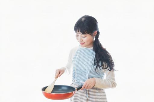 自宅で料理をする新婚の女性 自宅で料理をする新婚の女性 食事,エプロン,食材の写真素材