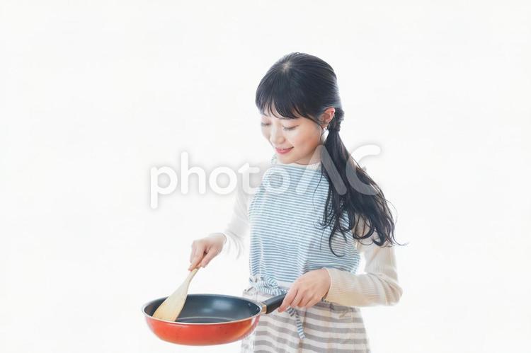 自宅で料理をする新婚の女性 食事,エプロン,食材の写真素材