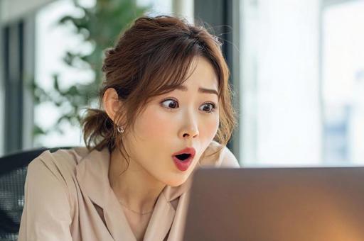 驚いた表情のビジネス女性の写真