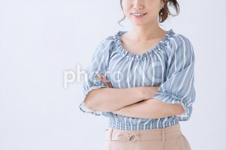 腕組みをする女性 女性,笑顔,情熱の写真素材