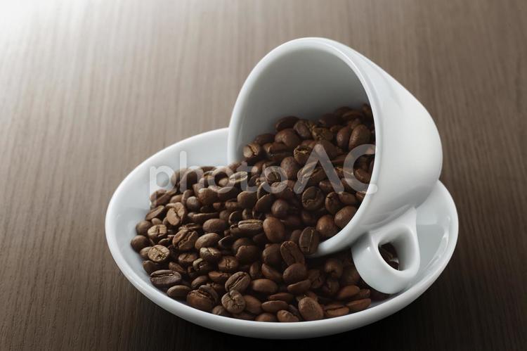 コーヒーカップと豆 コーヒー豆,カップ,ソーサーの写真素材