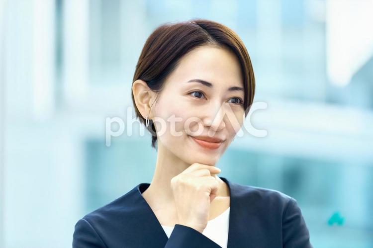 考えるビジネスウーマン　女性　オフィス ビジネスウーマン,キャリアウーマン,女性の写真素材