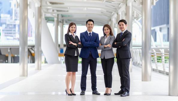 4人の日本人ビジネスマン 4人の日本人ビジネスマンの写真