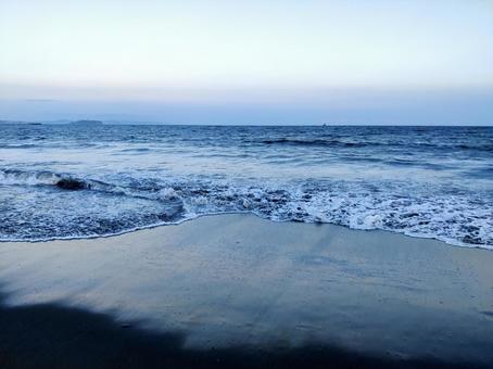 夏の夕暮れ時の海岸 夏の夕暮れ時の海岸 海岸,海,波の写真素材