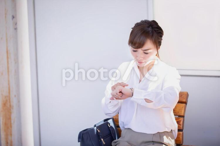 駅のホームにいる女性 遅刻,急ぐ,遅延の写真素材