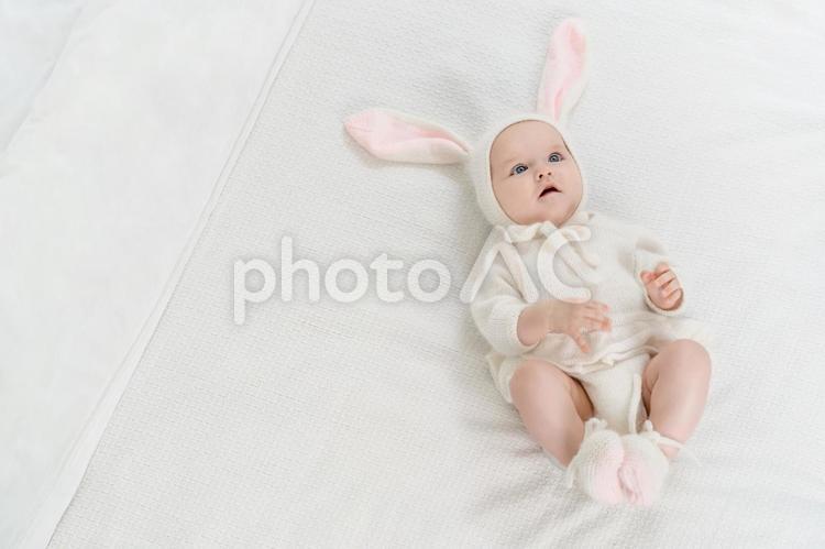 仰向けでうさぎの衣裳を着た赤ちゃん 赤ちゃん,かわいい,うさぎの写真素材