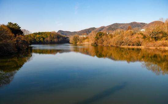 自然イメージ〜秋の池と山の風景 自然イメージ〜秋の池と山の風景 池,秋,水面の写真素材