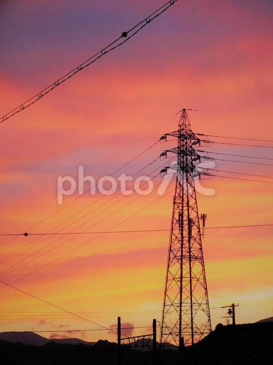 夕焼け空と送電塔 夕焼け,空,あかね雲の写真素材