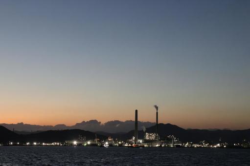 マジックアワーと工場地帯 マジックアワーと工場地帯の写真