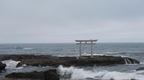 海上の鳥居と荒波 海上の鳥居と荒波 パワースポット,海,荒波の写真素材