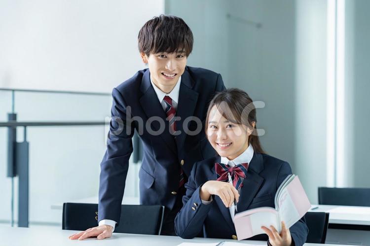 教室で自習する学生 高校生,笑顔,学生の写真素材