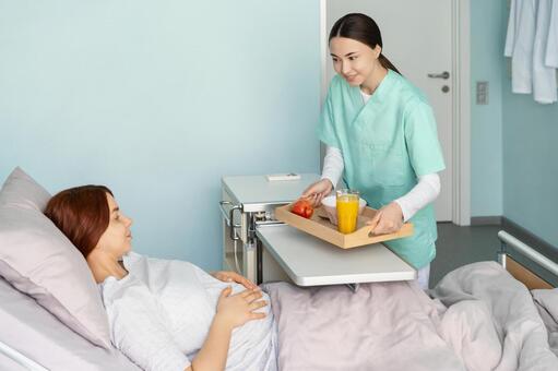 笑顔で食事を運んできた女性 女性,妊婦,食事の写真素材