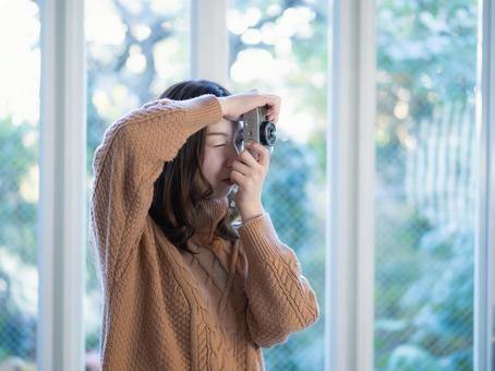 22:カメラを構える女性 22:カメラを構える女性 カメラ,趣味,娯楽の写真素材