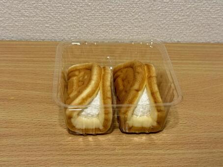 ホイップクリーム入りワッフル ワッフル,ホイップクリーム,カスタードの写真素材