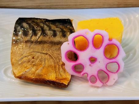 鯖の塩焼き 鯖の塩焼き 鯖,魚料理,レンコンの写真素材