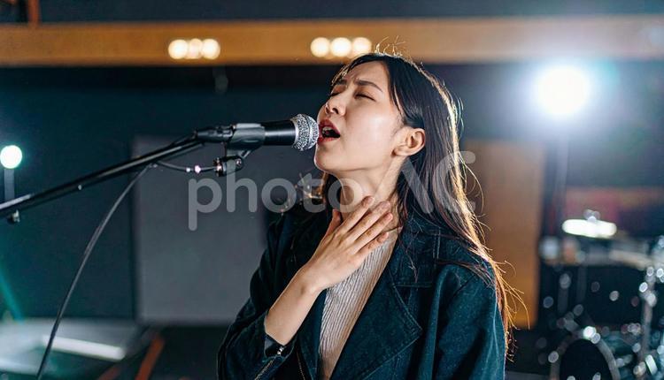 発声練習　ボイストレーニングをする女性 女性,ボイストレーニング,聞くの写真素材