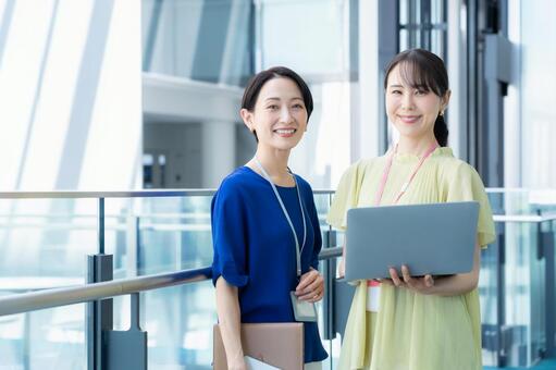 オフィスで仕事をするビジネスウーマン ビジネス,会議,ビジネスウーマンの写真素材